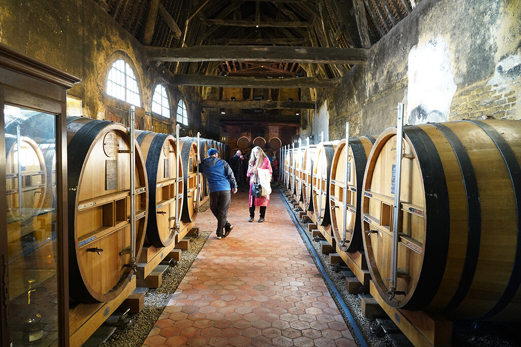 im Kelterkeller der Calvados-Distille von Breuil, Foto © Andreas Rosar, Fotoagentur Stuttgart