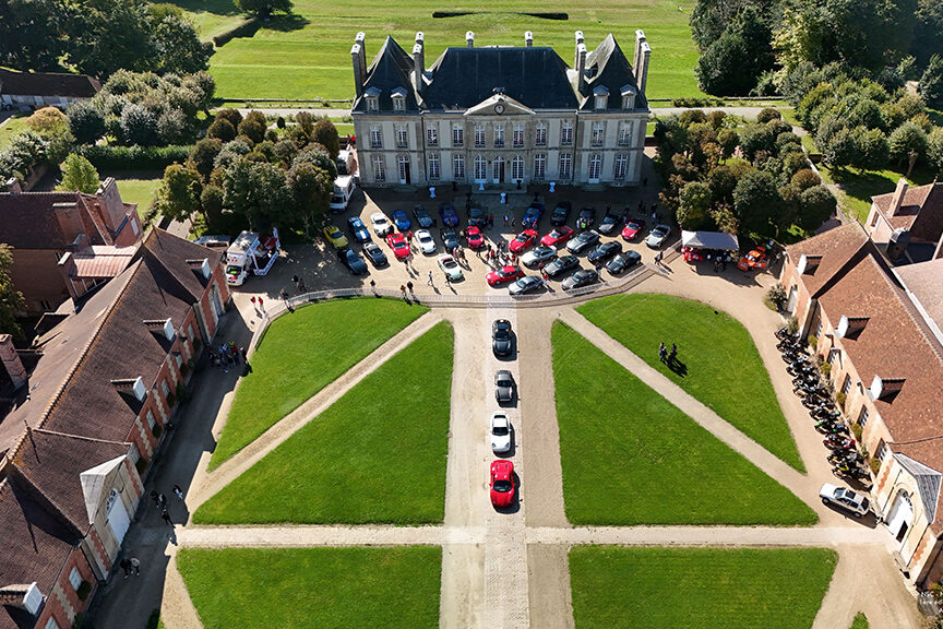 Luftbild des "Haras National du Pin" im Rahmen der Normandie Supercars Ralley. Bildnachweis © ArtNow Creative